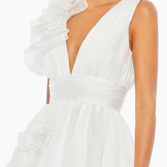 Mac Duggal

Ruffle Shoulder V-Neck Gown White size 4 - Picture 3 of 4